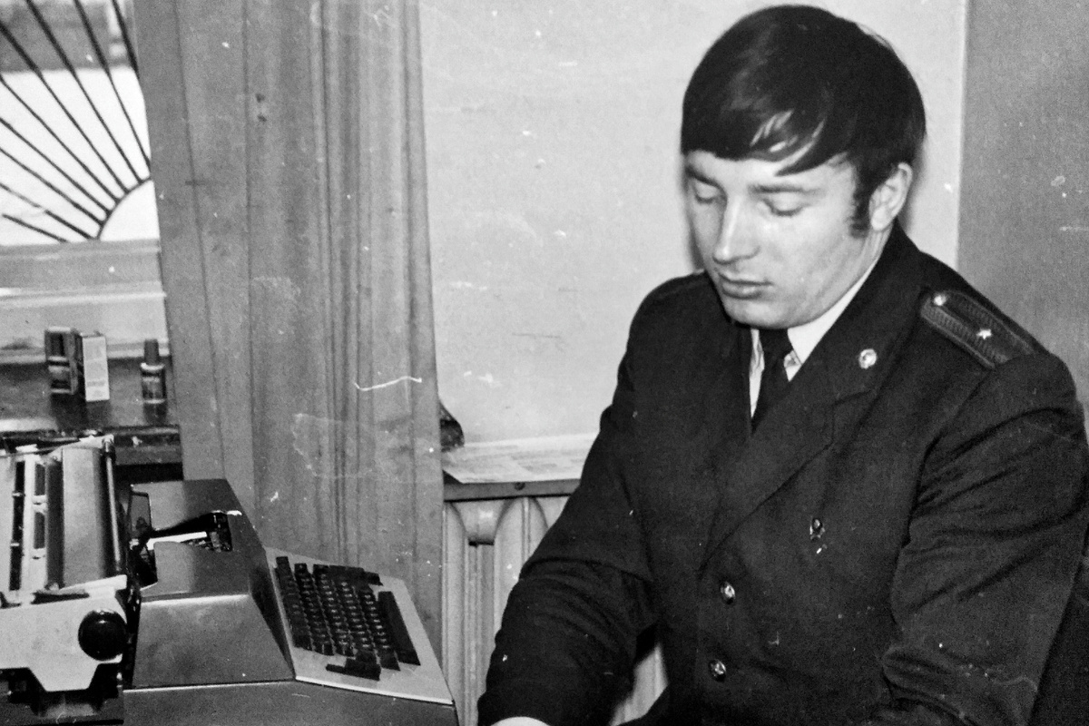 Начинающий кадровик, ставший со временем "трудным элеМЕНТом". Фото 1981 года из личного архива автора.