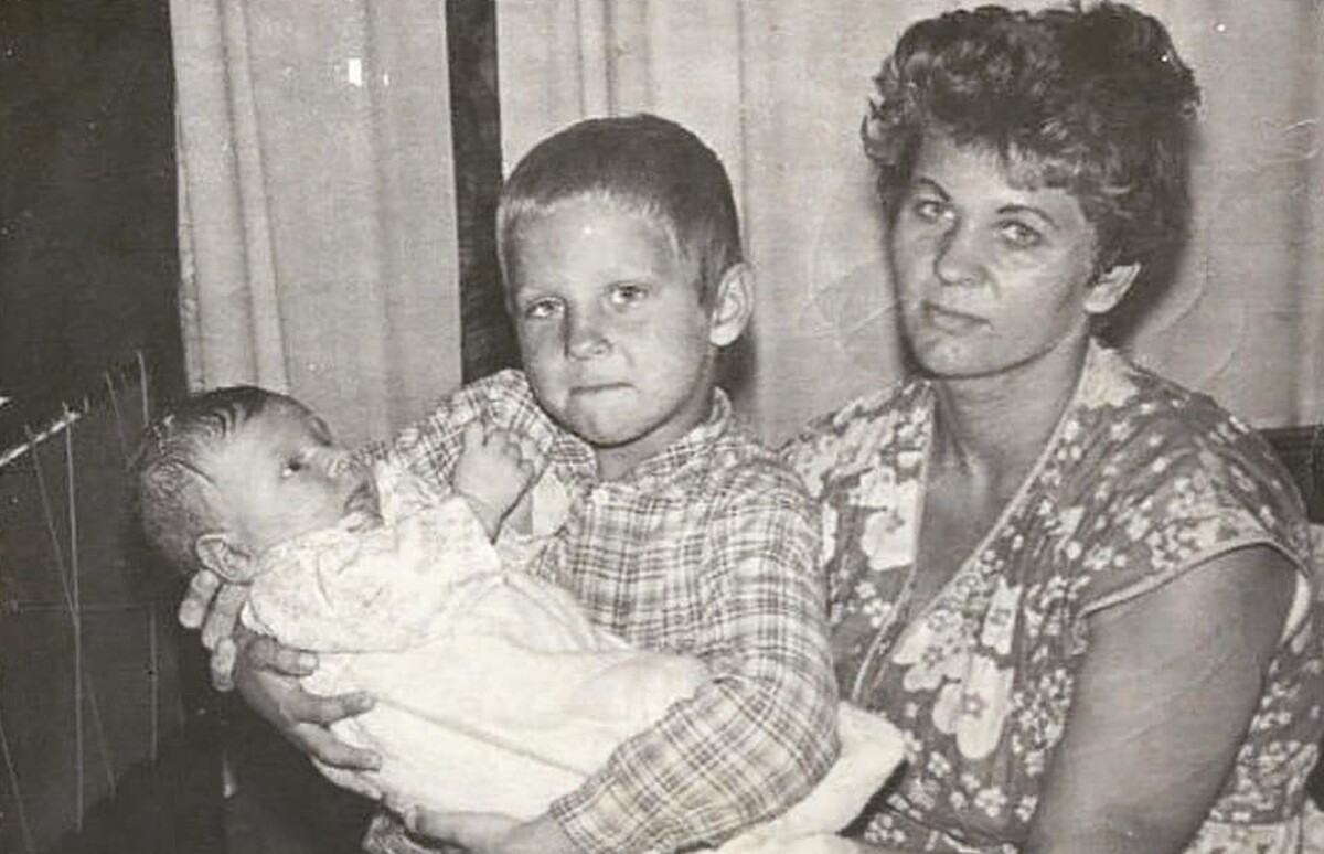 одновременно осваивал дзюдо и самбо, тренируясь в непростых условиях подвального бомбоубежища. 