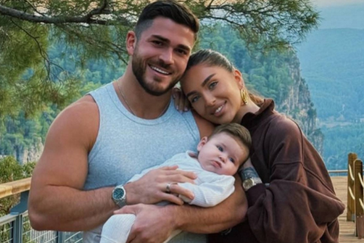 Роман Капаклы с Татьяной Мусульбес и дочкой Мией. Фото: соцсети