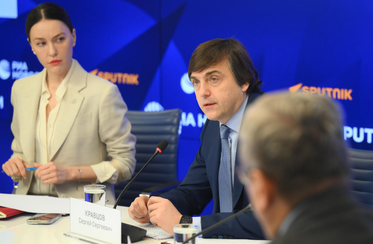 Депутат Госдумы Алена Аршинова и министр просвещения РФ Сергей Кравцов на круглом столе, посвященном созданию Евразийской ассоциации поддержки русского языка © Sputnik