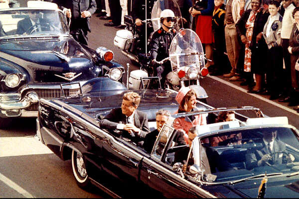 Джон и Жаклин Кеннеди за несколько секунд до выстрела, 22 ноября 1963 года / Reuters