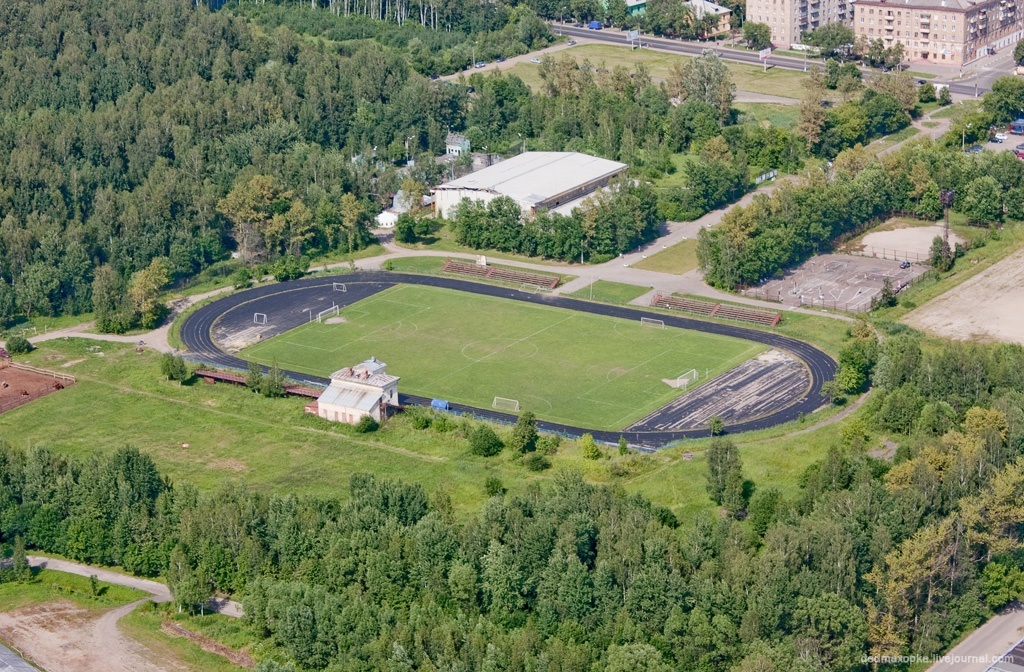 Стадион с высоты птичьего полёта. Мы наблюдали НЛО, стоя в начале левого виража, лицом к полю. Объект находился справа, градусов 45-50 от горизонта. (Фото из открытых источников)