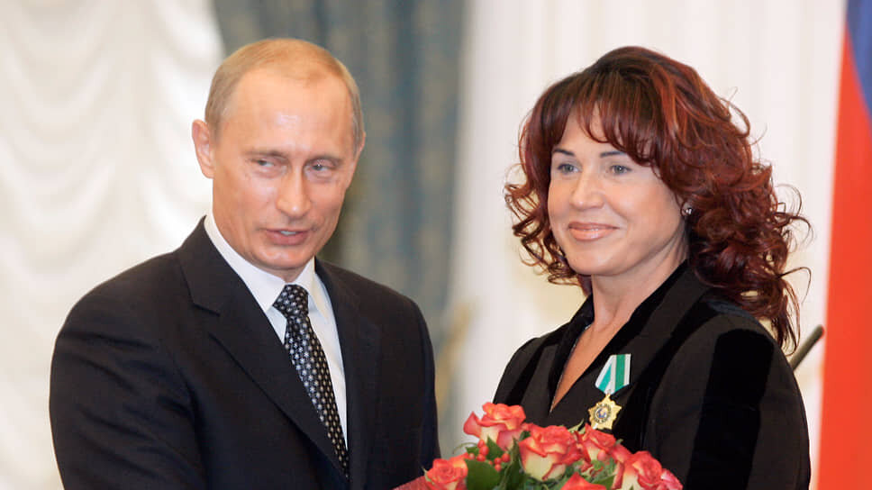 Президент РФ Владимир Путин награждает певицу орденом Дружбы в Кремле, 2005 год.📷Фото: Дмитрий Азаров / Коммерсантъ