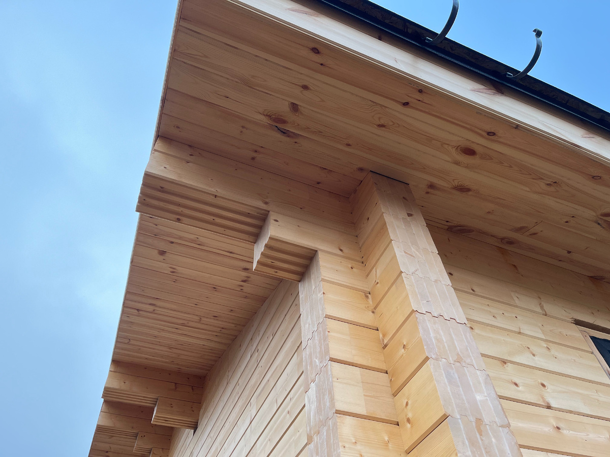 Клееный брус — один из популярных материалов на рынке загородного домостроения. Фото: Конкорд Групп