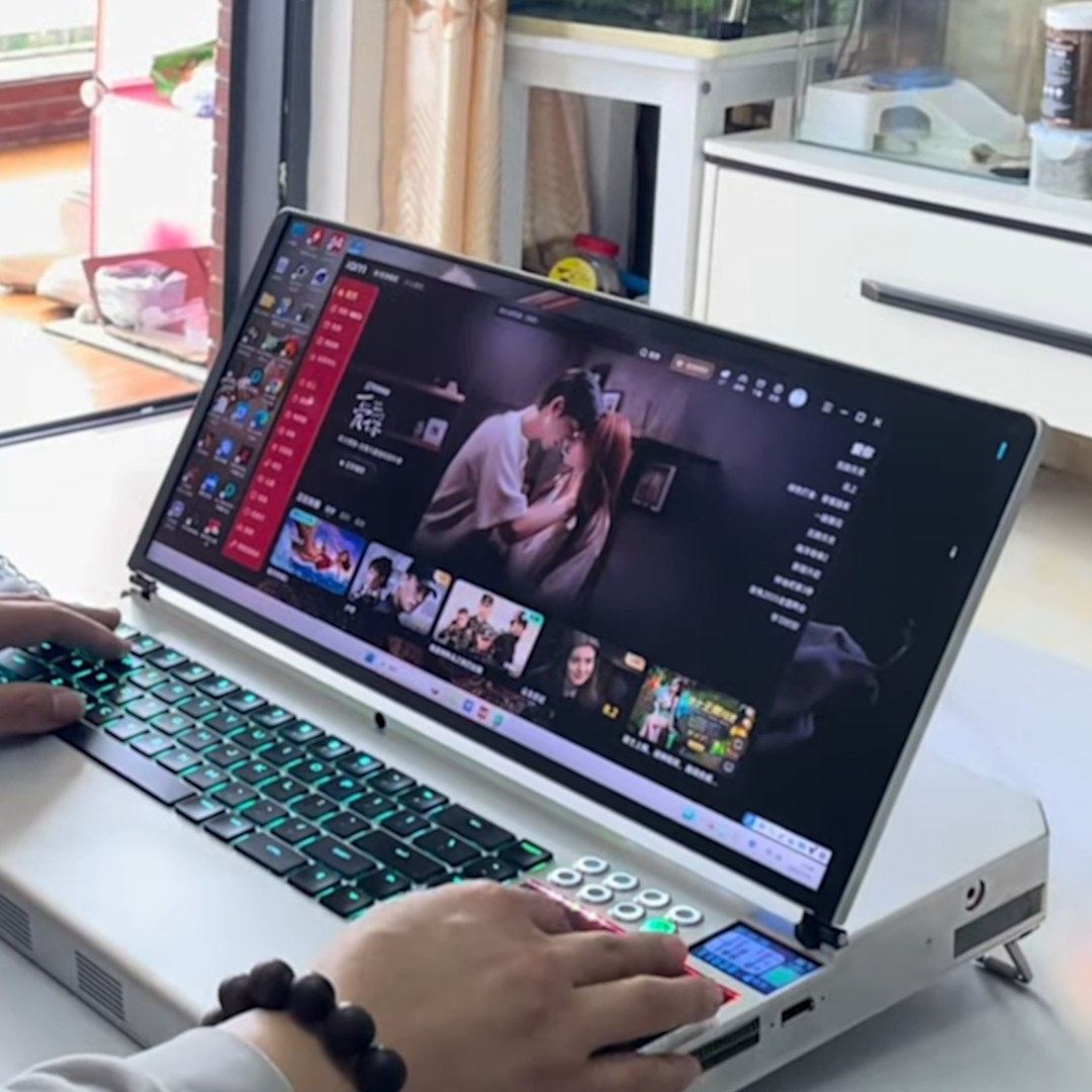 Гонконгский стартап со звучным названием UHPILCL представил (https://www.kickstarter.com/projects/uhpilcl/worlds-first-built-in-split-type-water-cooled-gaming-laptop) 17,3-дюймововую модель T1000 SUPER со встроенной водянкой. Толщина устройства составляет без малого пять сантиметров, вес — 5,2 кг.