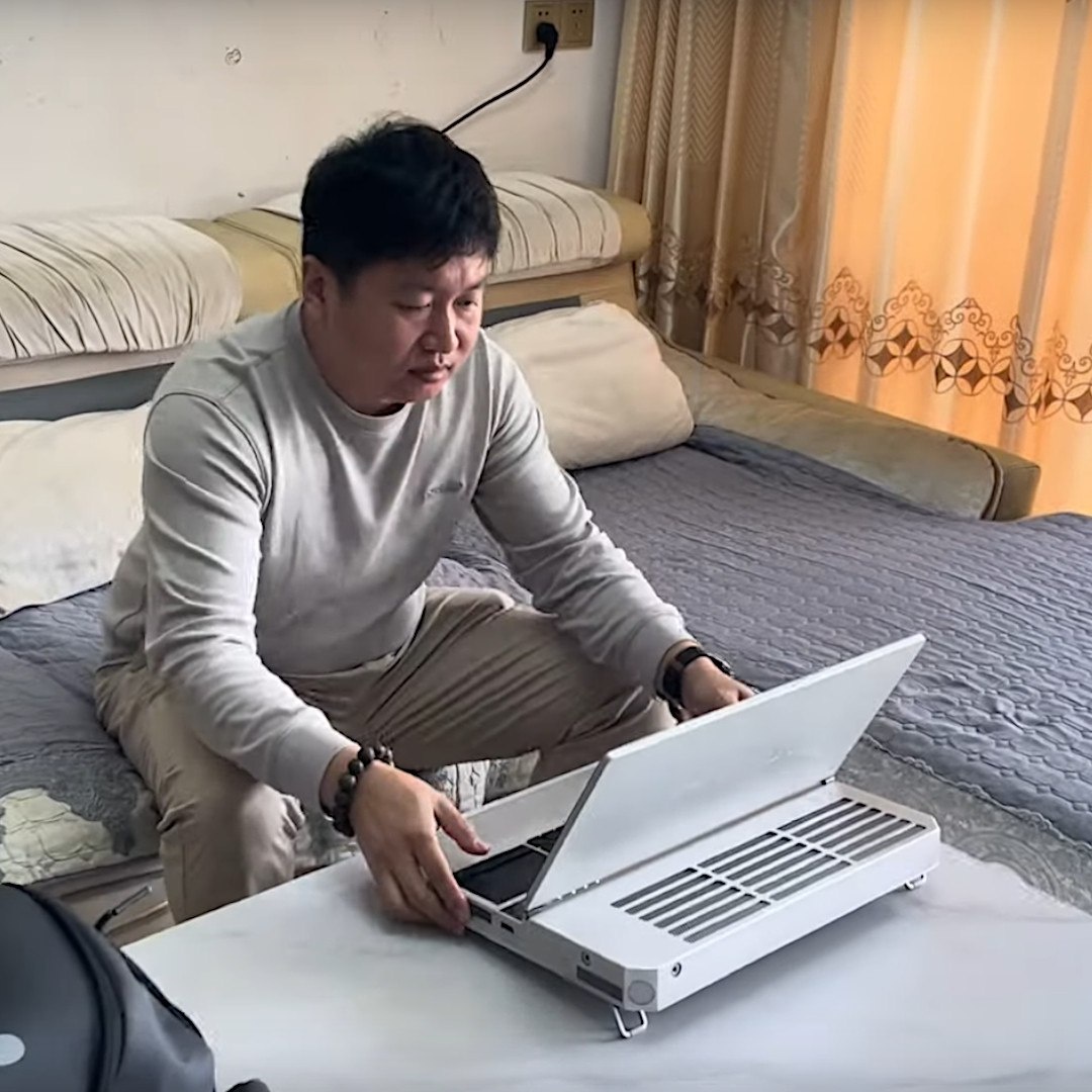 
Охлаждающей жидкости в баке меньше 100 мл, и в теории его можно взять с собой в самолёт, правда, делать вам этого не захочется. Внутри стоит десктопная RTX 5090 и топовый проц Ryzen 9 9950X3D