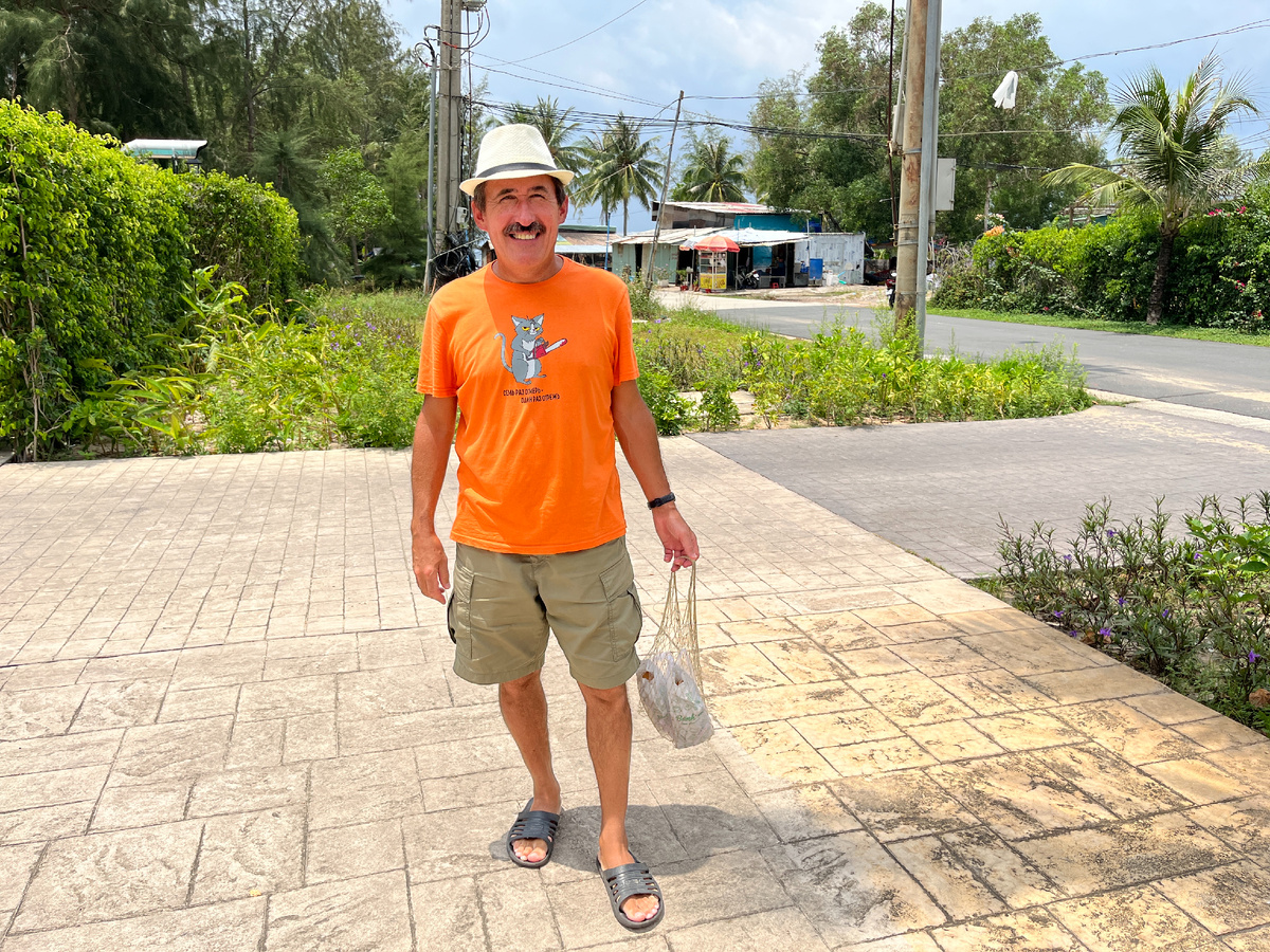 За мом левым плечом виден жёлтый прилавок, там делают и продают Бань Ми...