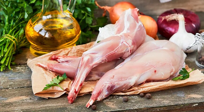   Мясо кролика тушат, а также жарят на сковороде или гриле и запекают (Shutterstock/FOTODOM)