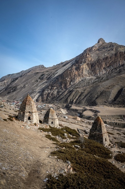 Могильник располагается на склоне горы, за аулом Эльтюбю.