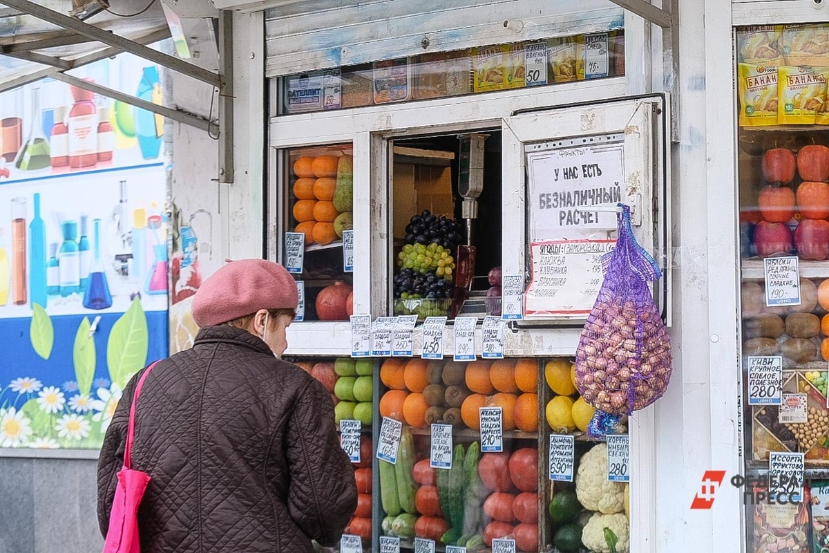 Фрукты в магазине лучше покупать на развес, а не в нарезанном виде.  Фото: ФедералПресс / Полина Зиновьева