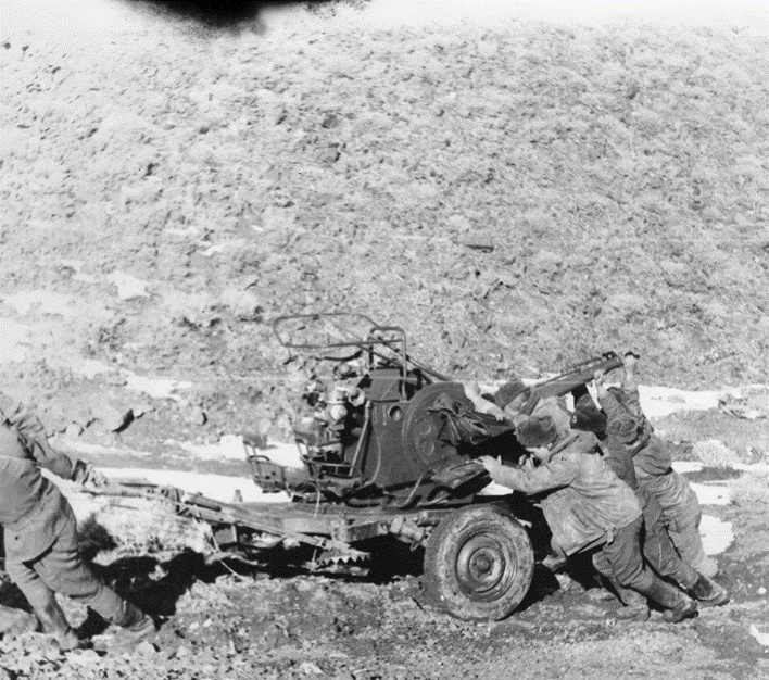 Бойцы нашей ММГ-7 тащат зенитку ЗУ-23-2 для подъема на 3-ю точку. Август-сентябрь 1985 г., Чишмайи-Инжир