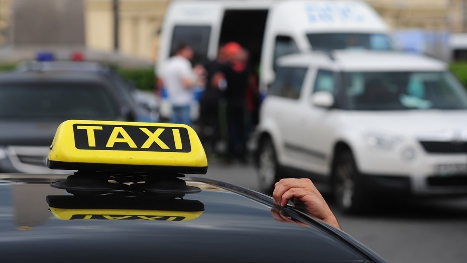    Автомобиль такси на стоянке в Петербурге. Автор фото: Сергей Николаев / "Деловой Петербург"