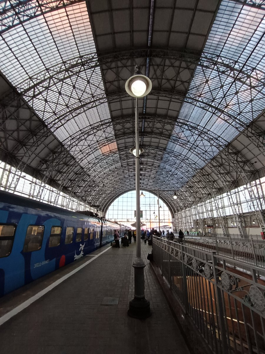 Ленинградский вокзал. Пусть будет как одно из начал, прибывающих в столицу провинциалов)