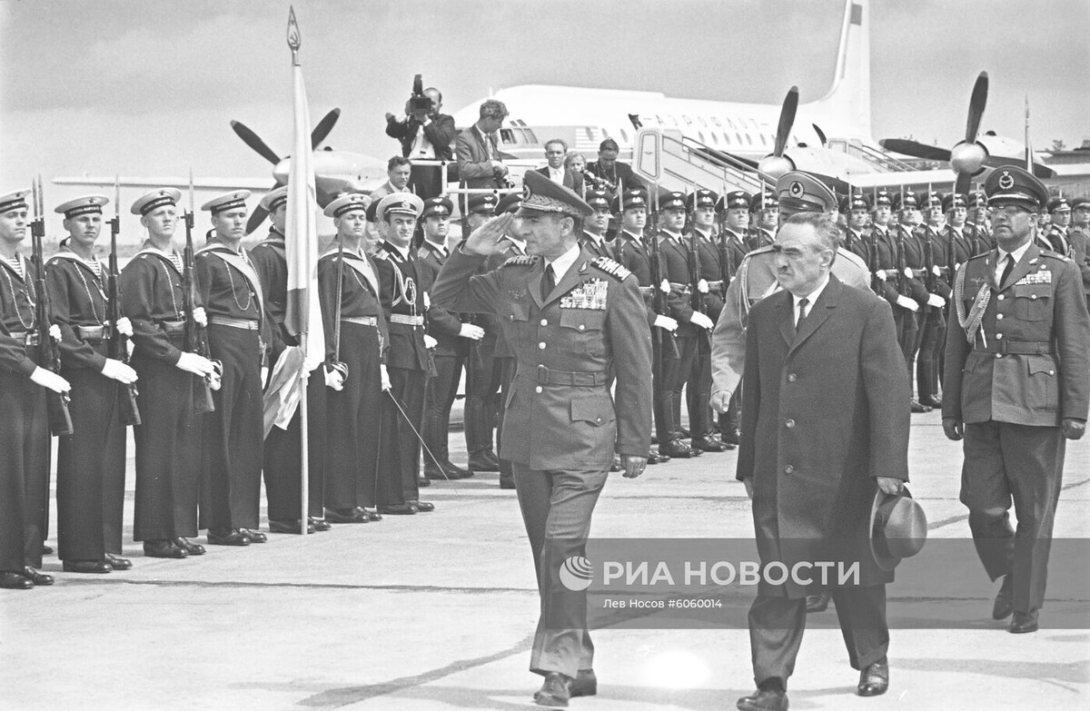 Шахиншах Ирана Мохаммед Реза Пехлеви и председатель президиума Верховного совета СССР Анастас Микоян (слева направо) обходят строй почетного караула.