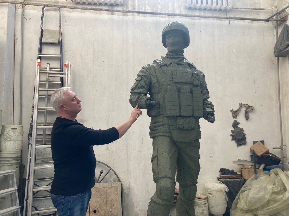    Второй месяц курский скульптор работает над созданием памятника, посвященного Героям СВО
