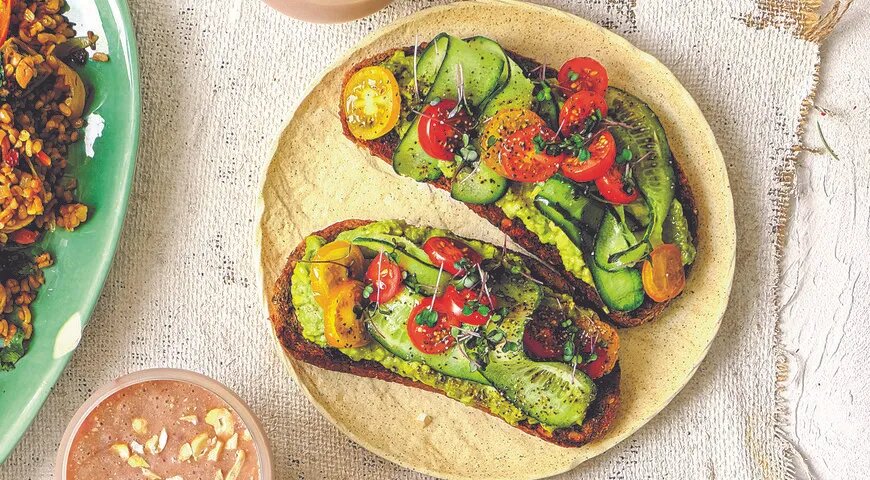 Тосты с паштетом из авокадо, огурцом и помидорами черри (Мой Магнит)  📷
