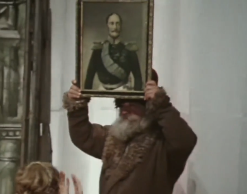 "Заговорщик" Бубенцов пытается сбежать от жандармов, спрятавшись за портретом царя