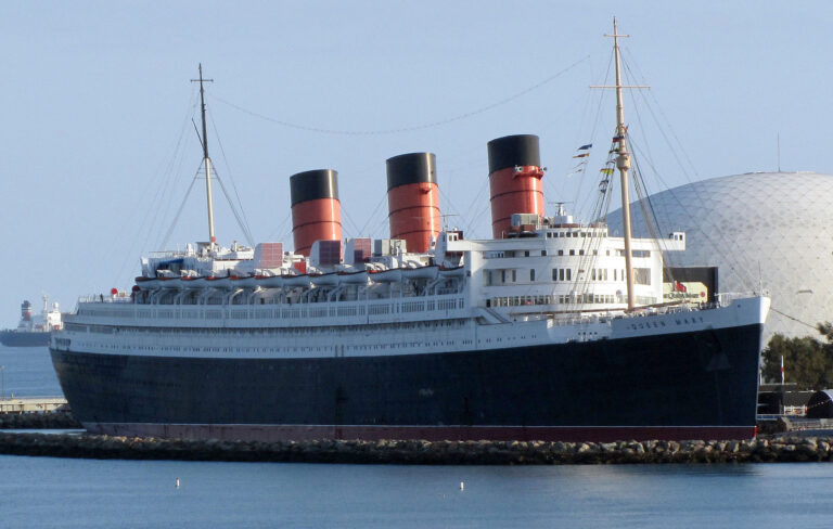 RMS Queen Mary на вечной стоянке в Лонг-бич, Калифорния. Фото 2011 года.