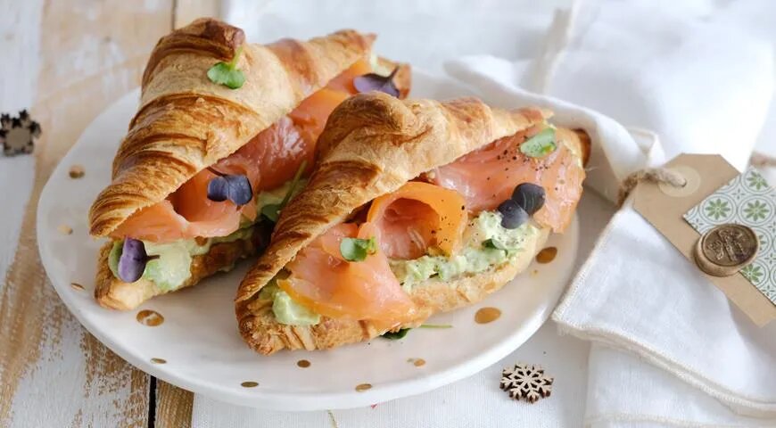 Круассан с авокадо и лососем (ООО «Издательский дом «Гастроном»)  📷
