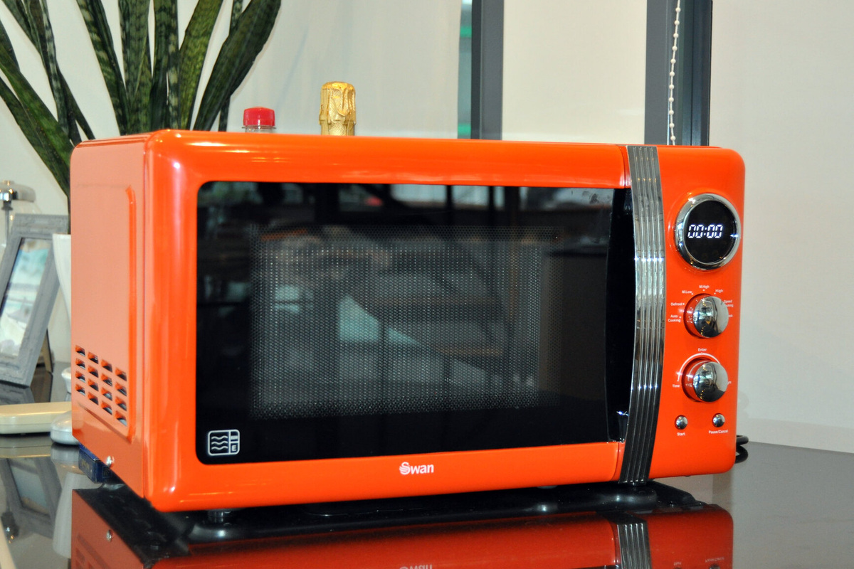     Для чего на дверце микроволновой печи нужна сетка?