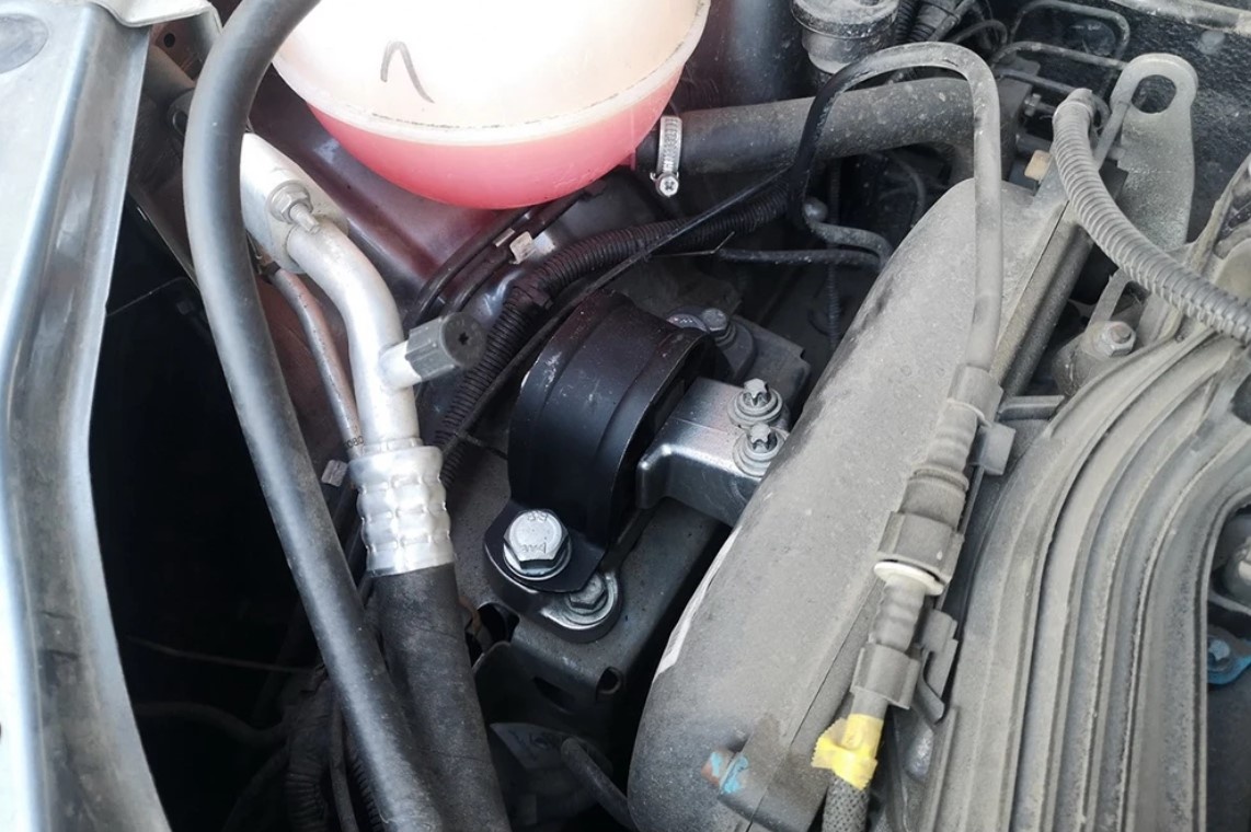 Виноваты в повышенных вибрациях подушки двигателя, которые слишком быстро разбиваются и начинают пропускать вибрации. АвтоВАЗ обновил подушки двигателя и, якобы, исправил проблему