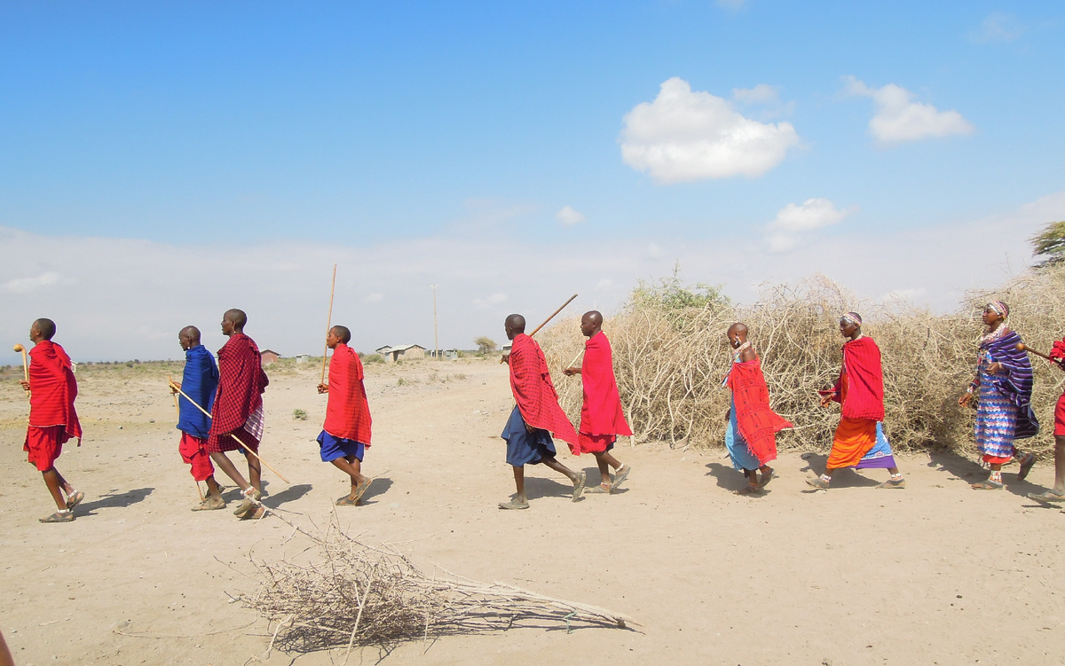 Масаи - довольно высокие, средний рост 190 см. 