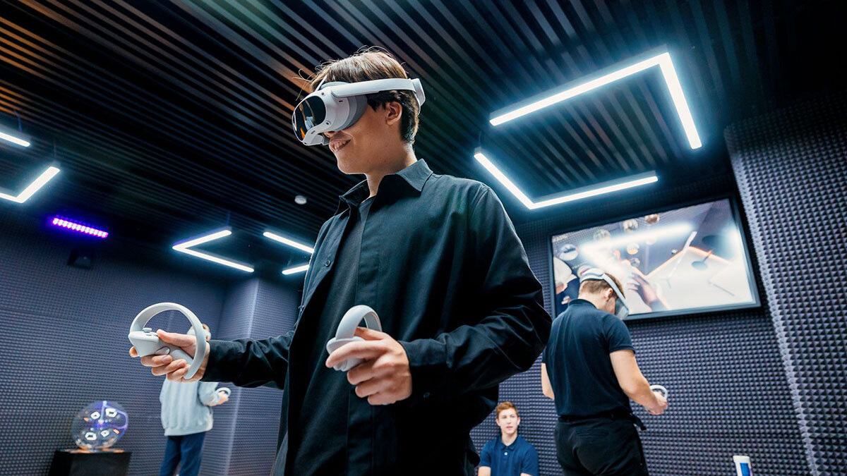 VR-тренажер позволяет попробовать себя в профессии сварщика, токаря, бариста, пекаря, повара и т. д.