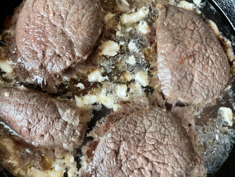 Тонко нарежьте этот так называемый ненужный отход, прежде чем добавить к мясу