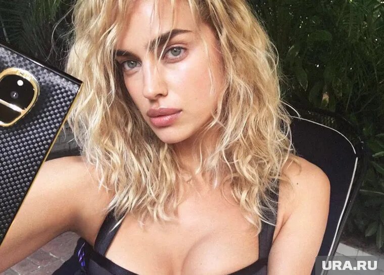 На обложке журнала бюстье едва прикрывает грудь Шейк. Фото: социальные сети Ирины Шейк
