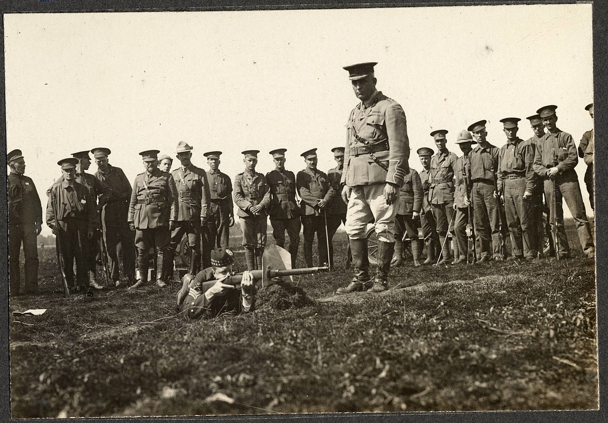 Полковник Сэм Хьюз наблюдает, как сержант Хокинс демонстрирует лопату МакАдама