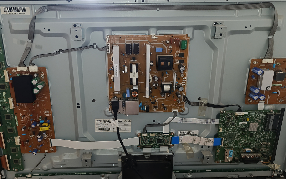 На фото уже почищен от пыли, её было много, ранее ТВ никто не разбирал.