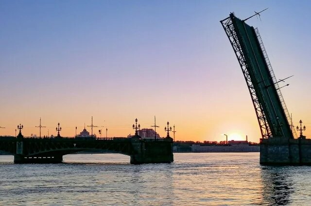    Когда в Петербурге начнут разводить мосты?