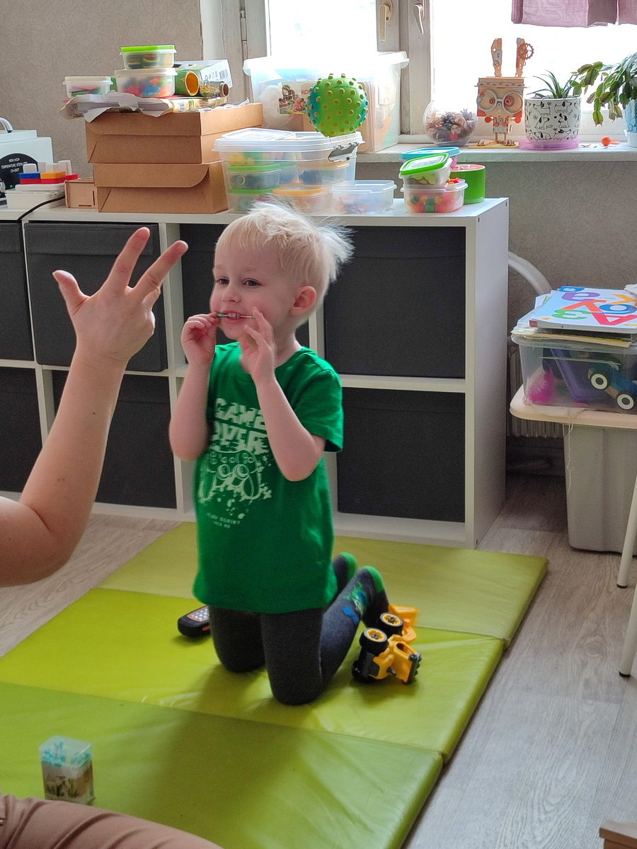 Качество не очень хорошее, но само фото забавное. Ваня на занятии у логопеда