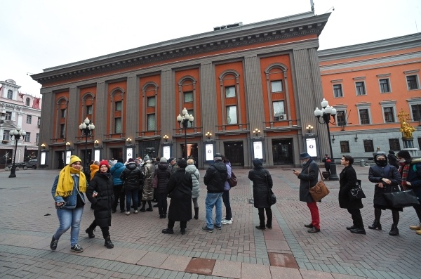 Люди в очереди в театр имени Евгения Вахтангова в Москве