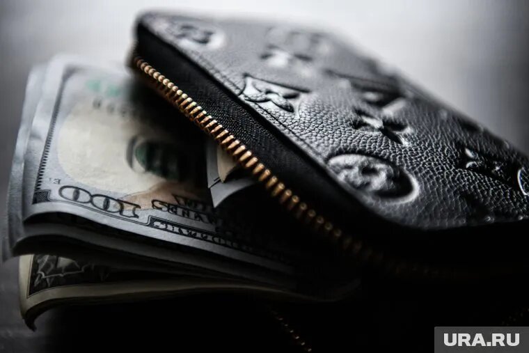 Дороже всего доллар обменивают по курсу 91 рубль. Фото: Владимир Жабриков © URA.RU