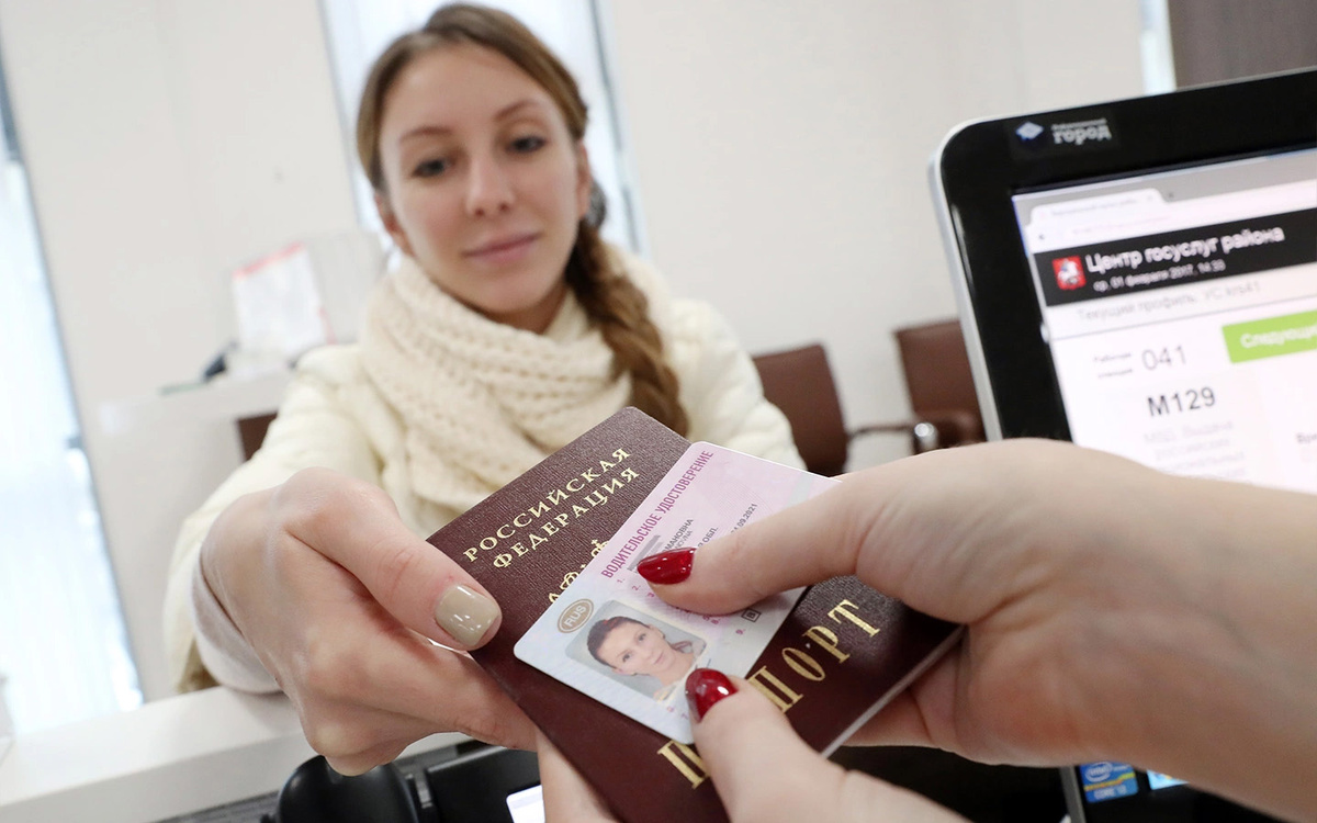 Привет, друзья! Если у вас есть водительские права, то эта статья для вас. В 2025 году в России грядет массовая замена водительских удостоверений, и это событие затронет миллионы автолюбителей.