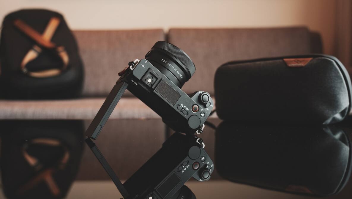    Sony ZV-E10 II — небольшая беззеркалка с большой кнопкой видеозаписи на верхней панели / Фото: fstoppers.com