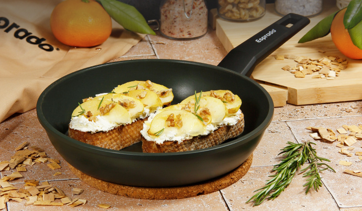 Брускетта с мягким сыром и яблоком на сковороде Campo