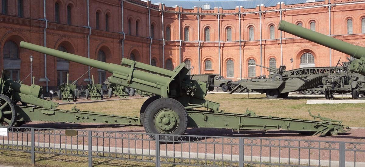 107-мм пушка М-60 в экспозиции Военно-исторического музея артиллерии, инженерных войск и войск связи в г. Санкт-Петербурге