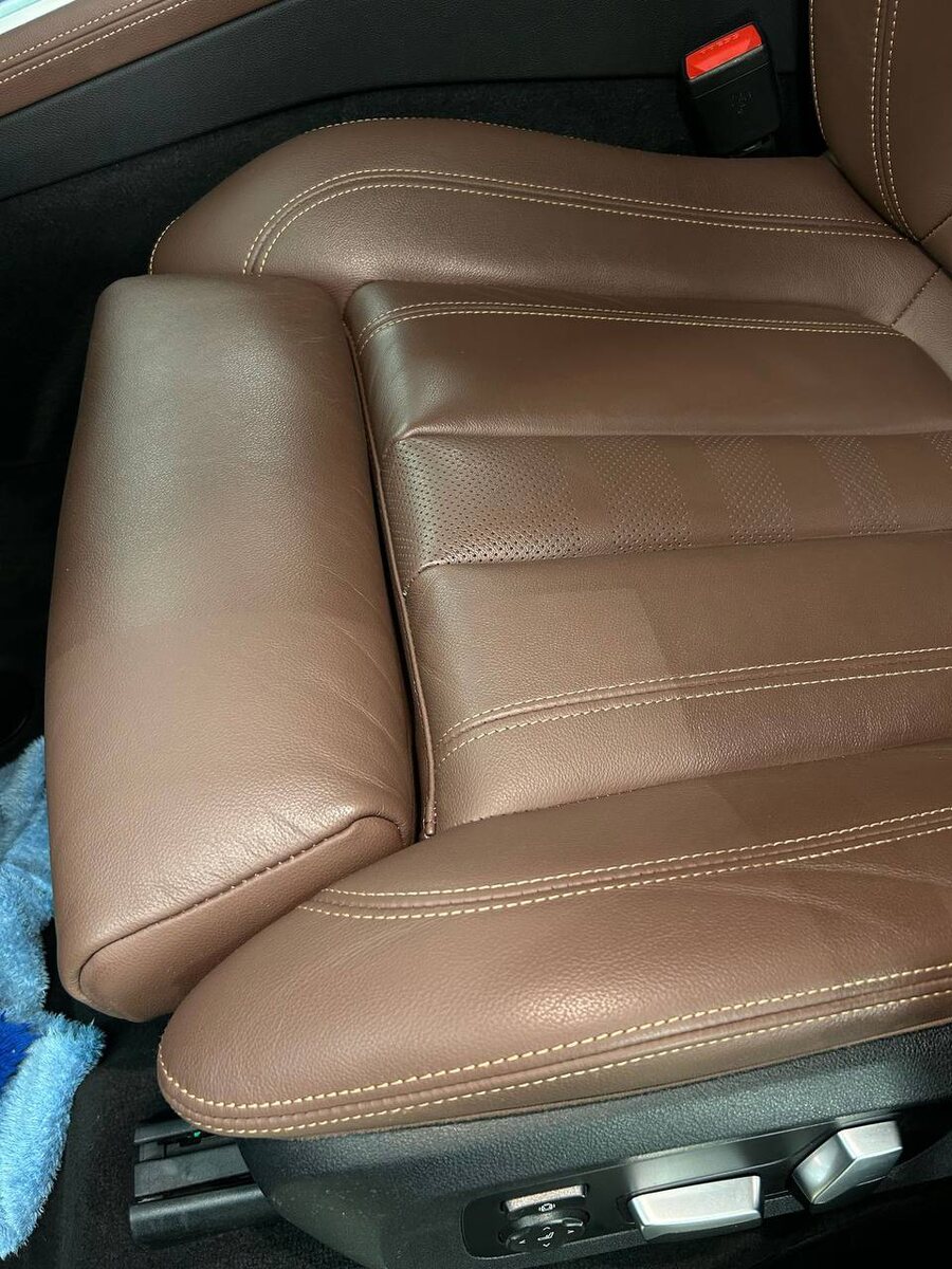 Профессиональный детейлинг включает очистку и уход за поверхностями с использованием премиальной автохимии. 