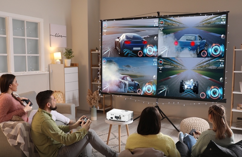 Короткофокусный проектор идеально подходит для видеоигр в большой компании