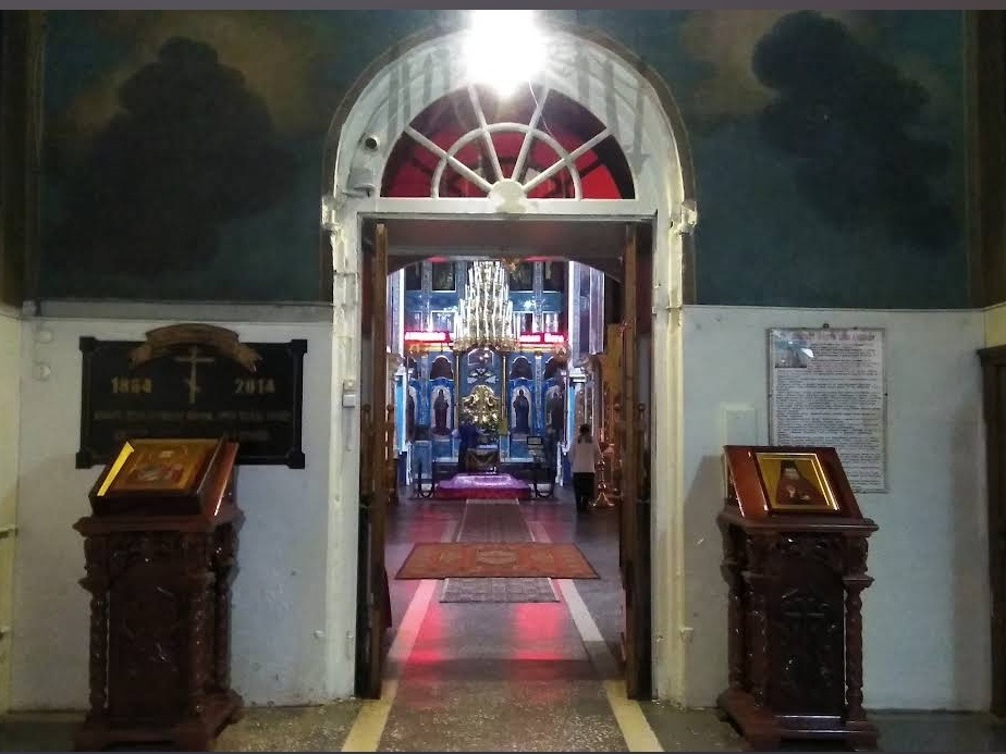 Вход в храм. Обратите внимание на удивительной красоты иконостас