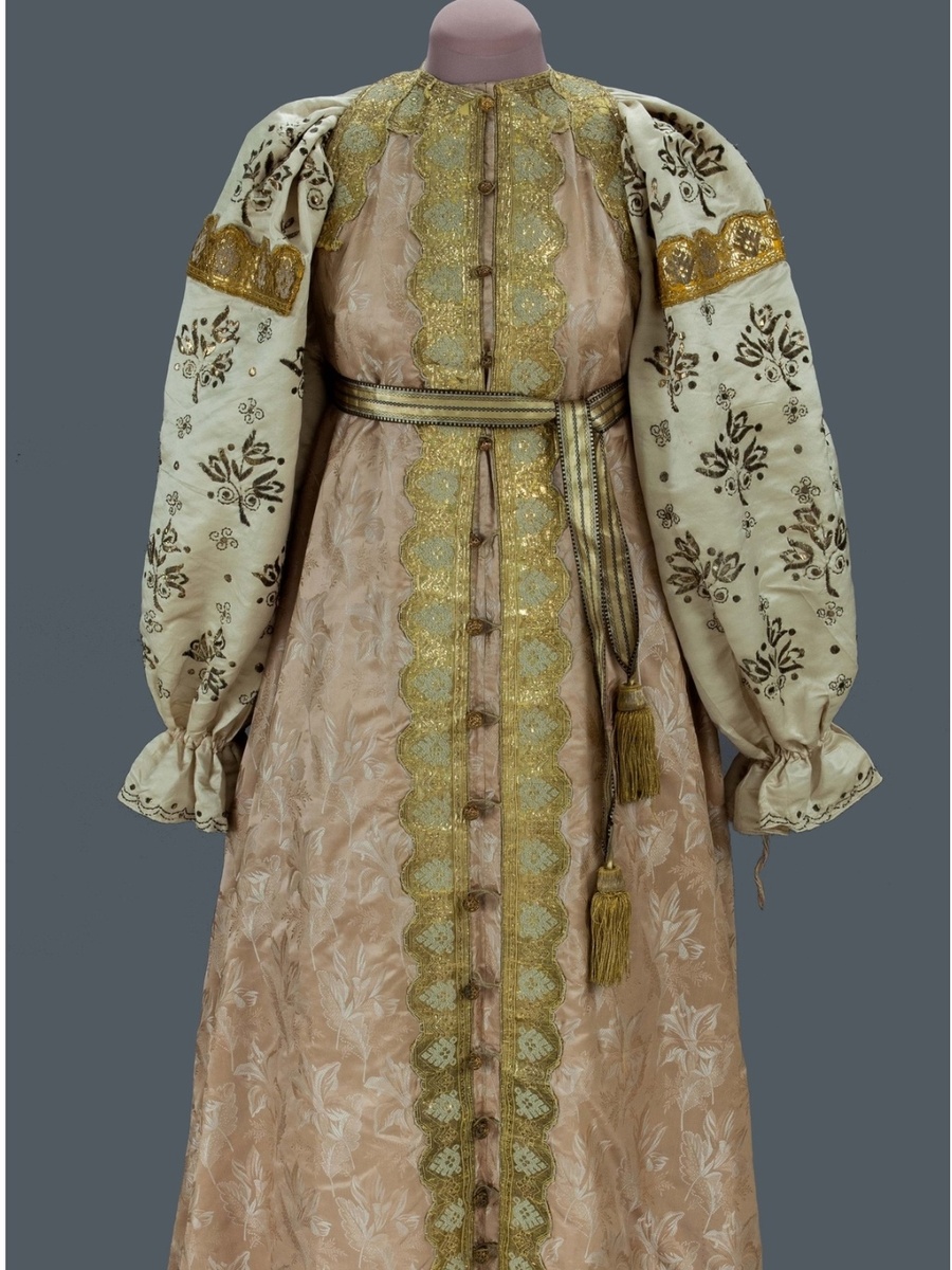 Праздничный костюм уральской казачки в музее