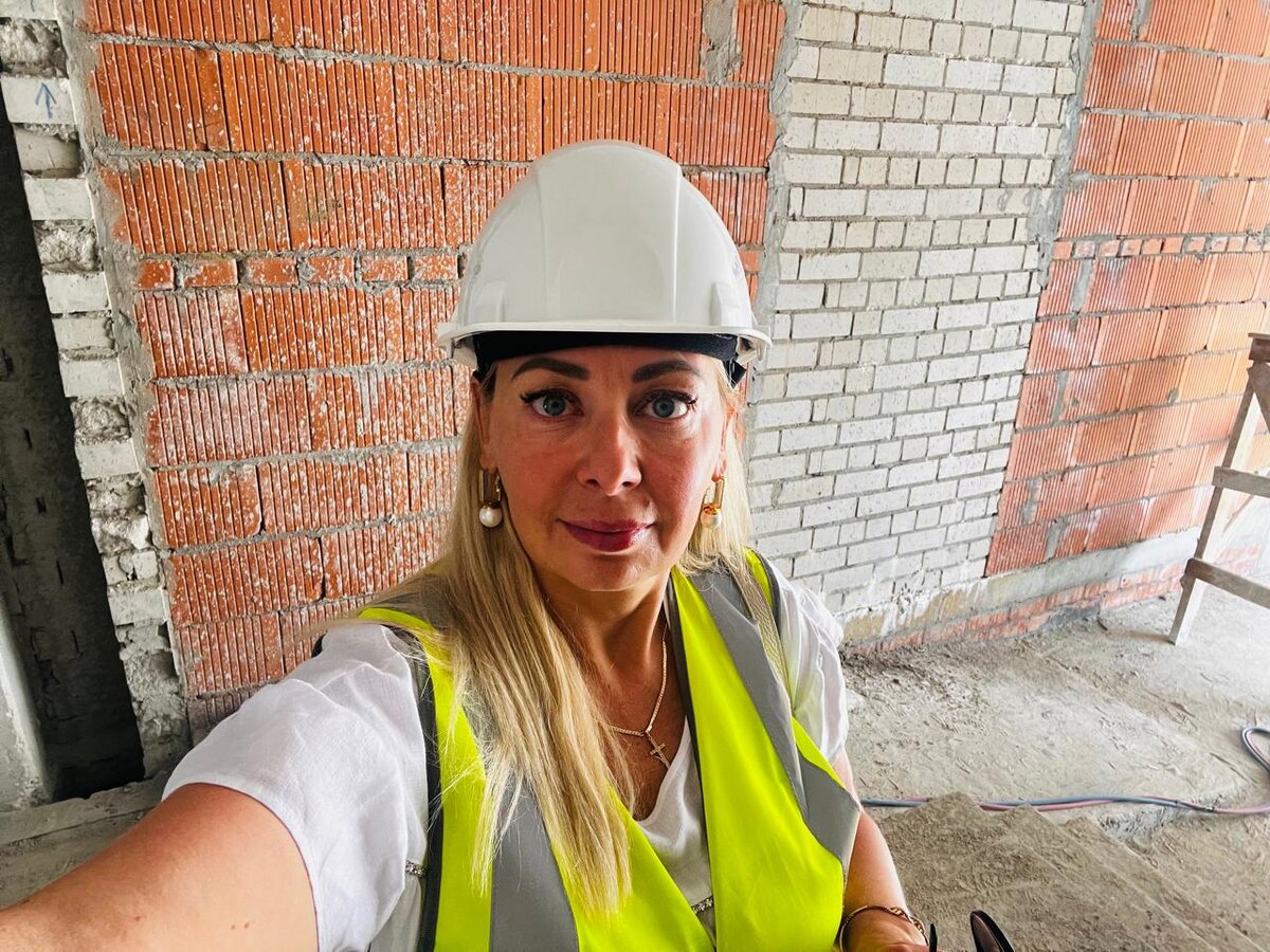 Это я в рабочей форме: каска и жилетка, без них на стройки не пускают.