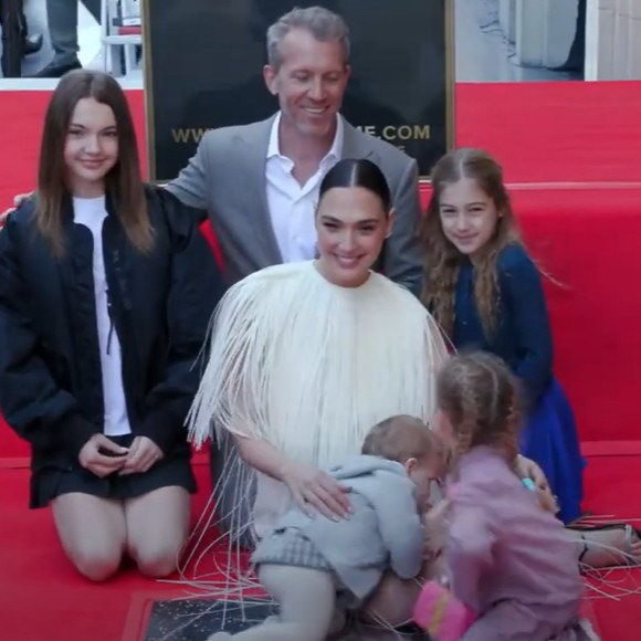     Галь Гадот получила звезду на Аллее славы, несмотря на протесты