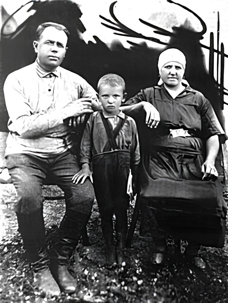 Миша Горбачёв с дедом, Пантелеем и бабушкой Василисой