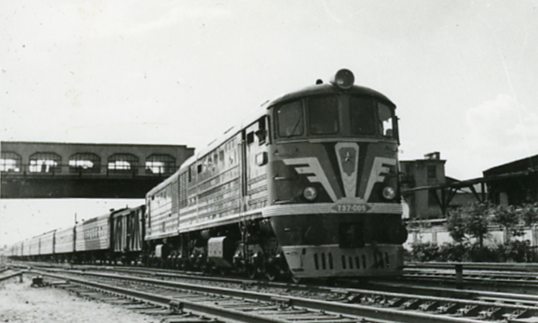 Тепловоз ТЭ7-005 с поездом, 1957 год.
