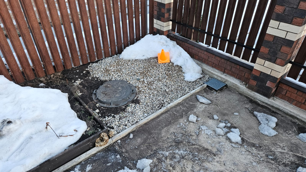 Наша выгребная яма - прямо перед крыльцом