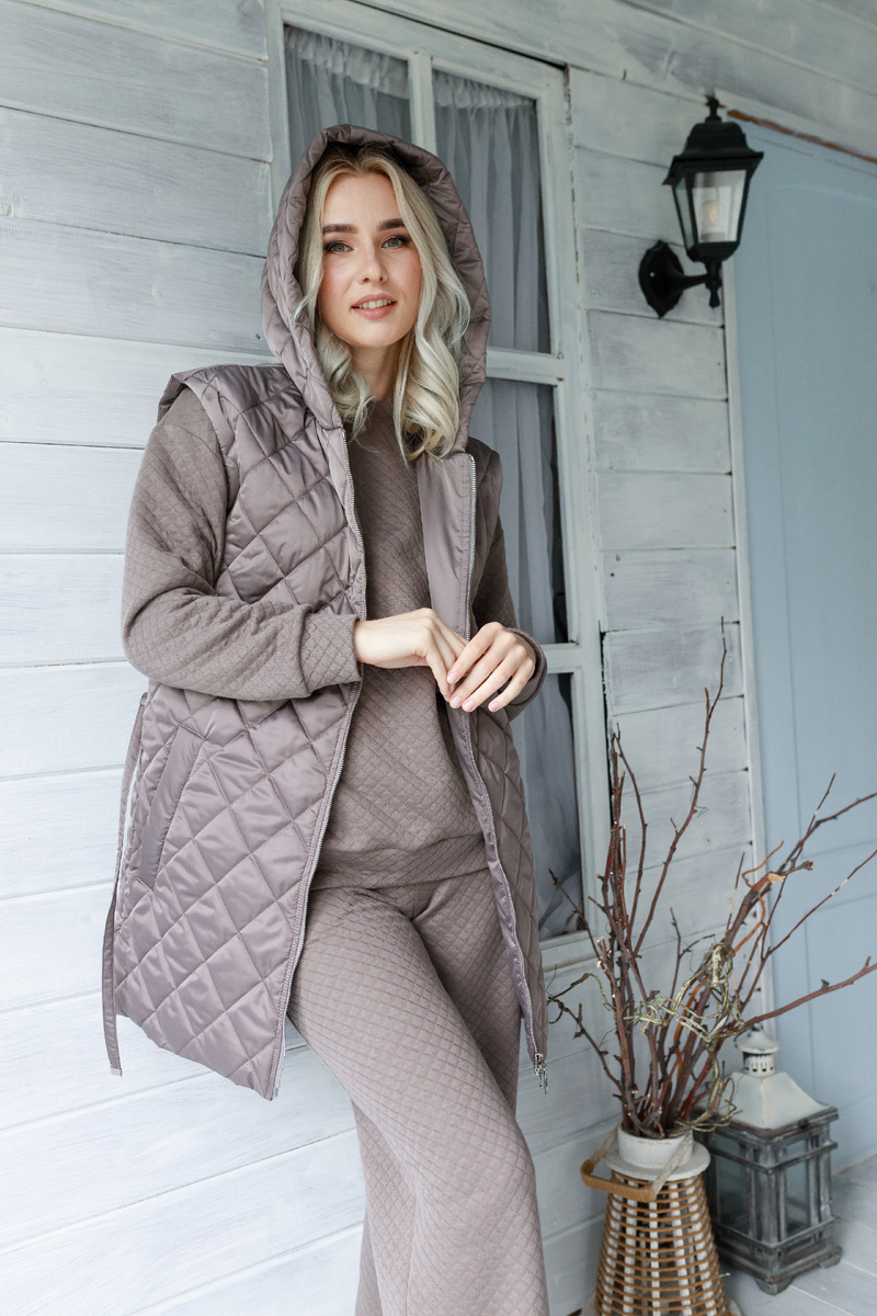 Стеганый жилет с верблюжьим пухом от бренда KHAN.CASHMERE