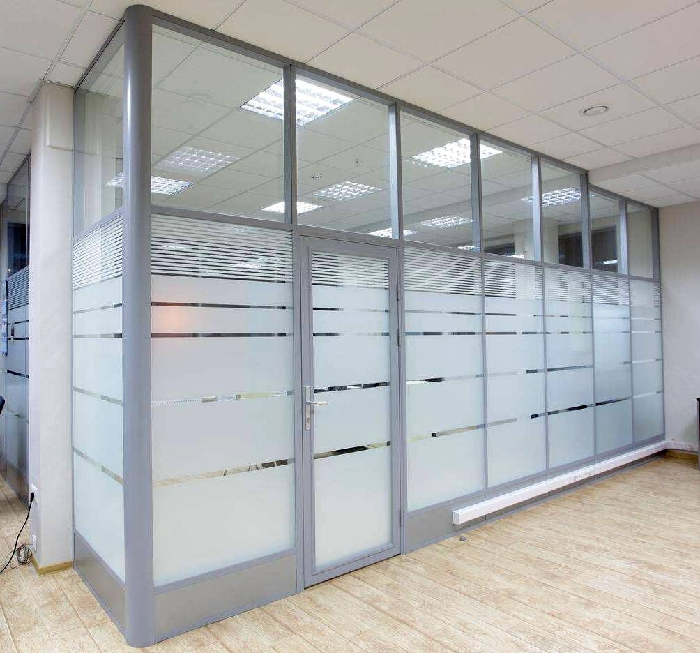 Тонировка офисных перегородок декоротивной матовой пленкой с применением плоттерной резки